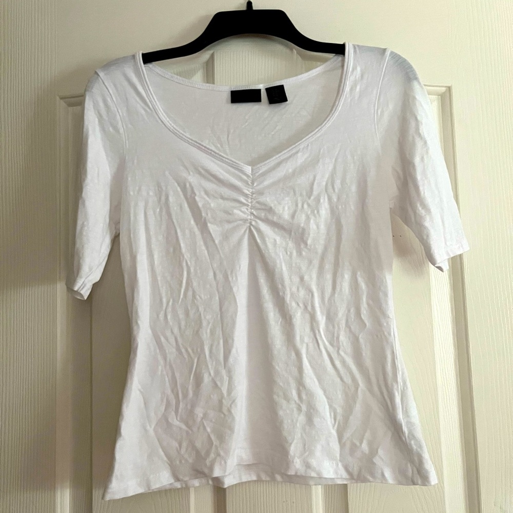 White short sleeve shirt. Size: M. Brand: Rachel Roy